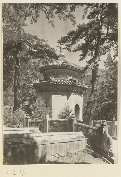 【jpg清晰版】碧云寺八角形寺庙建筑展示双层檐锥形和八角形屋顶.jpg