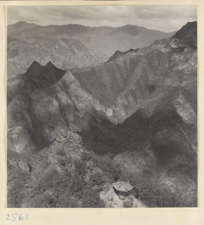 【jpg清晰版】神秘之堂寺院远眺山景前景有一座小亭.jpg