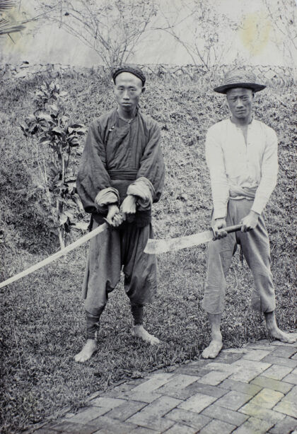 【jpg清晰版】福州参与古田城惨案的两名行刑者及其凶器.jpg