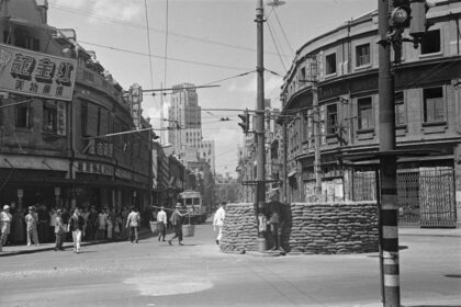 【jpg清晰版】福州路路口沙袋防御的岗哨上海.jpg