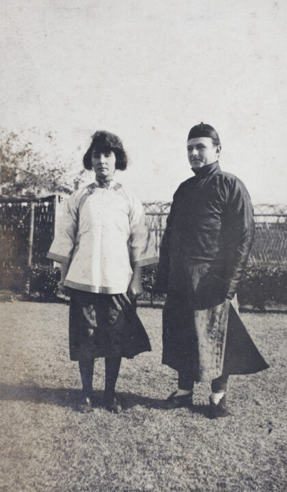 【jpg清晰版】科斯基夫妇身穿中式服装在花园里地址上海市虹口区通山路35号.jpg