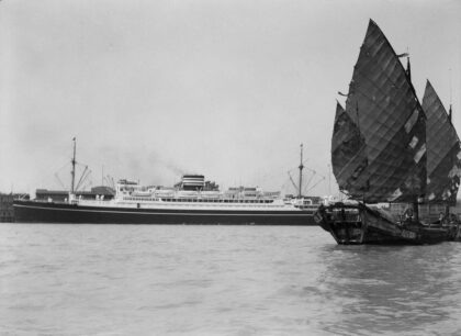 【jpg清晰版】秩父丸邮轮（后称镰仓丸）与一艘帆船上海.jpg