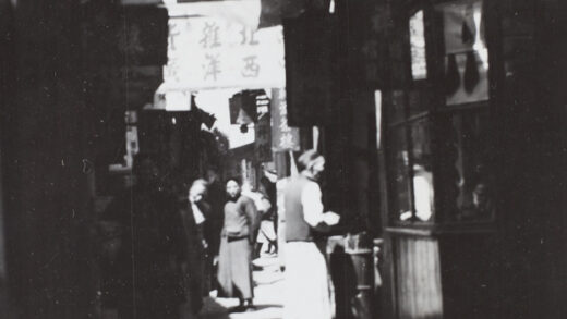 【jpg清晰版】窄巷中商铺与招牌间的光影.jpg
