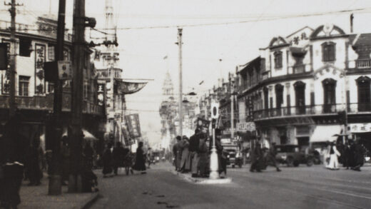 【jpg清晰版】等待电车上海南京路.jpg