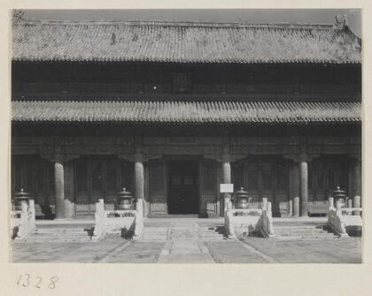 【jpg清晰版】紫禁城内带有双檐屋顶的建筑细节入口处有香炉.jpg