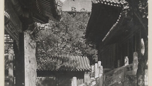 【jpg清晰版】紫禁城内带有屋顶装饰的建筑和庭院带有水缸.jpg