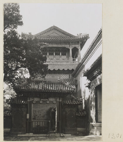 【jpg清晰版】紫禁城内的庭院带有通往多层单檐亭的小门.jpg