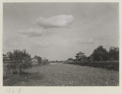【jpg清晰版】紫禁城的墙壁、草地和双檐门.jpg