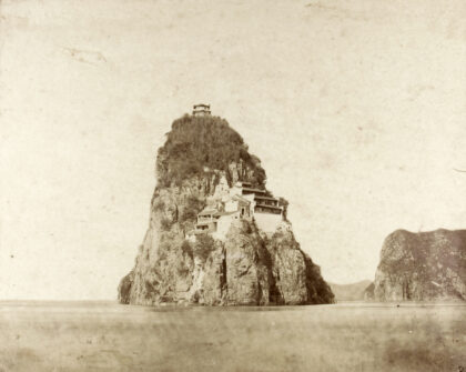 【jpg清晰版】约1890年长江小孤山.jpg