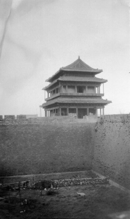 【jpg清晰版】约1907年北京城门与城墙.jpg