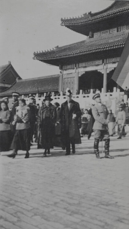 【jpg清晰版】约翰·乔丹爵士和弗洛伦斯·哈丁盟军检阅紫禁城北京.jpg