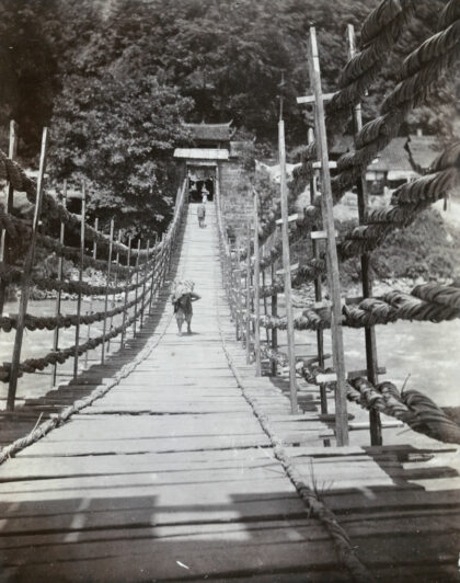 【jpg清晰版】绳索桥横跨河流.jpg