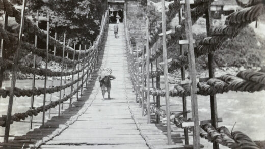 【jpg清晰版】绳索桥横跨河流.jpg