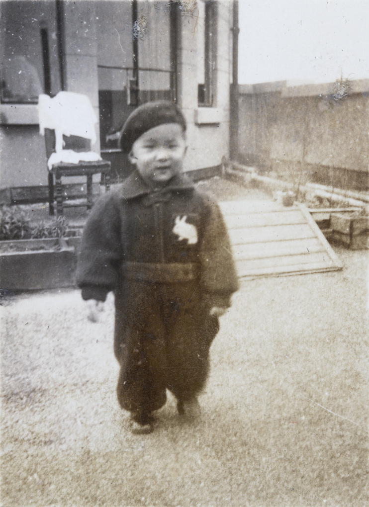 【JPG清晰版】罗伊·哈钦森在屋顶露台上海沃龙路号公寓