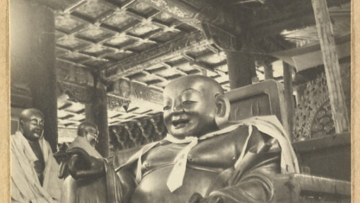 【jpg清晰版】罗汉堂主殿内景展示一尊披着斗篷的佛像.jpg