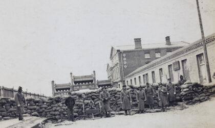 【jpg清晰版】美国公使馆附近的使馆街用沙袋设置了路障1912年北京兵变.jpg
