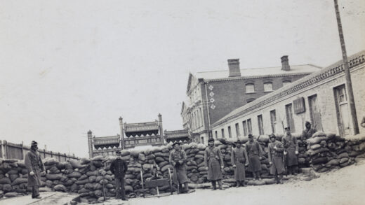 【jpg清晰版】美国公使馆附近的使馆街用沙袋设置了路障1912年北京兵变.jpg