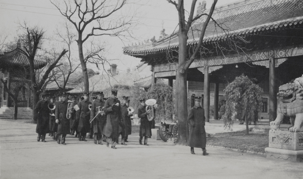 【JPG清晰版】美国海军陆战队乐队离开英国使馆北京年停战日