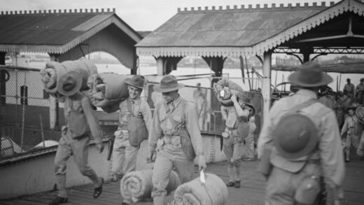 【jpg清晰版】美国海军陆战队员携带铺盖卷抵达上海.jpg