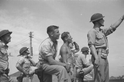 【jpg清晰版】美国海军陆战队士兵仰望天空上海.jpg