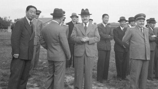 【jpg清晰版】胡世泽、傅秉常与维亚切斯拉夫·莫洛托夫在莫斯科机场迎接宋子文到访.jpg