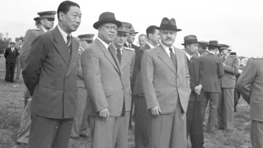 【jpg清晰版】胡世泽、傅秉常与维亚切斯拉夫·莫洛托夫在莫斯科机场迎接宋子文到访.jpg