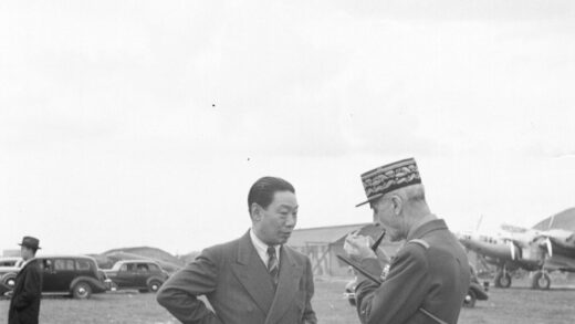 【jpg清晰版】胡世泽与一名法国官员在莫斯科机场期间为宋子文访问之时.jpg