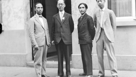 【jpg清晰版】胡汉民与三名男子站在餐馆外.jpg