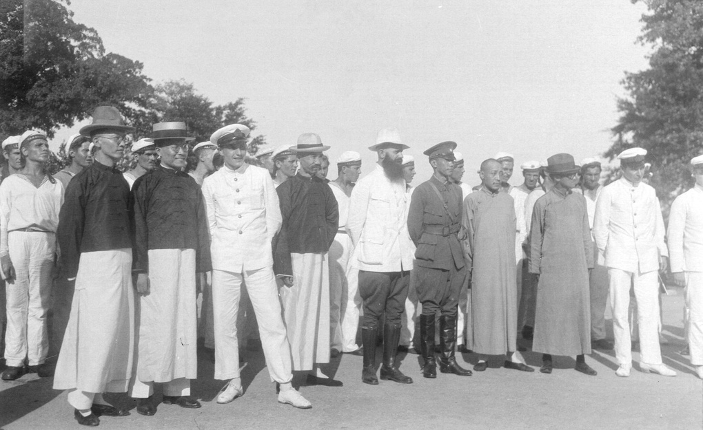 【JPG清晰版】胡汉民与伍朝枢同俄国海军人员