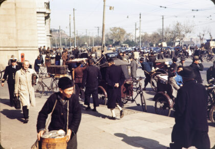 【jpg清晰版】自行车、人力车与三轮车外滩上海1945年.jpg