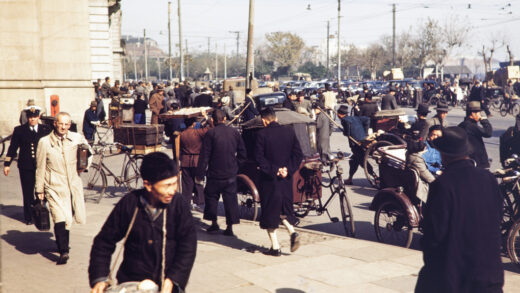 【jpg清晰版】自行车、人力车与三轮车外滩上海1945年.jpg