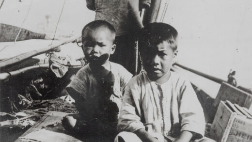 【jpg清晰版】船上的孩子们旁边有个标有亨氏chowchow的盒子.jpg