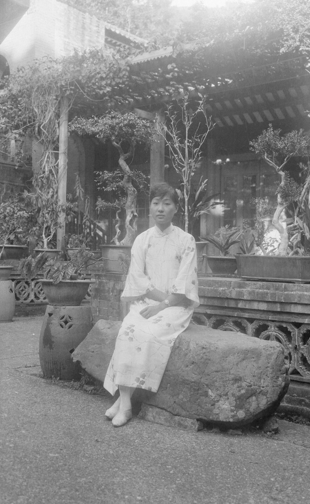 【JPG清晰版】花园里的女人