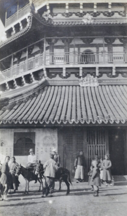 【jpg清晰版】苏州北寺塔下的欧洲男子骑驴图.jpg