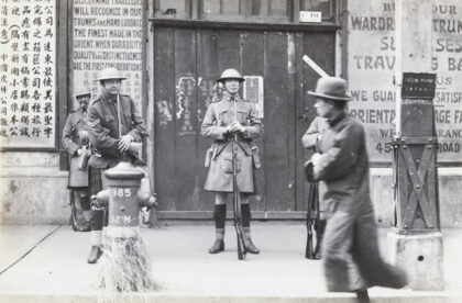 【jpg清晰版】苏格兰公司上海义勇队1927年在上海一家行李店旁驻守.jpg