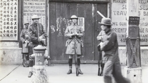 【jpg清晰版】苏格兰公司上海义勇队1927年在上海一家行李店旁驻守.jpg
