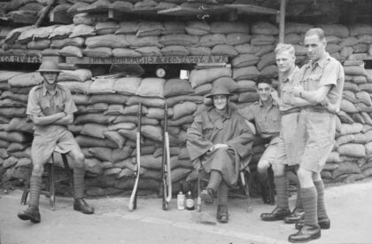 【jpg清晰版】英军士兵在上海沙袋防御工事外的哨岗旁.jpg