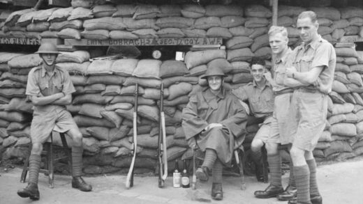 【jpg清晰版】英军士兵在上海沙袋防御工事外的哨岗旁.jpg