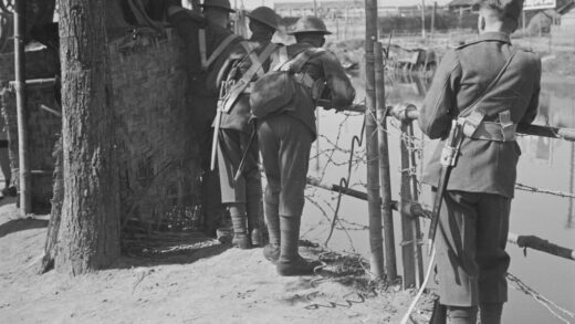 【jpg清晰版】英军士兵靠近上海极司菲尔路铁路桥.jpg