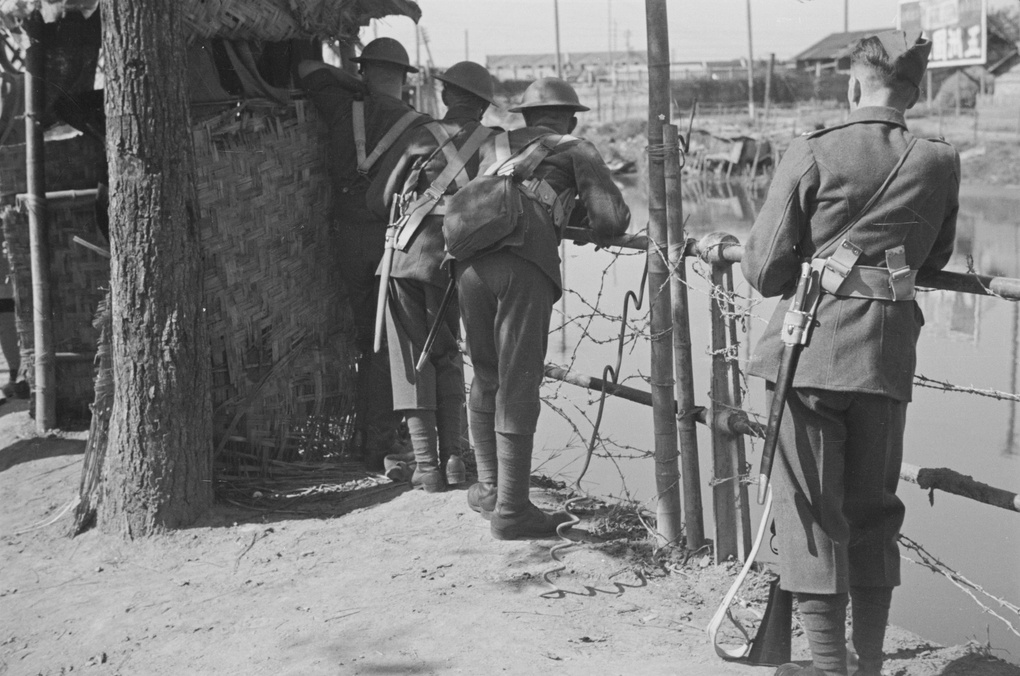 【JPG清晰版】英军士兵靠近上海极司菲尔路铁路桥