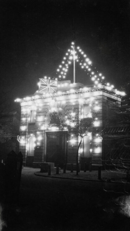 【jpg清晰版】英国使馆入口 为1918年停战点亮.jpg