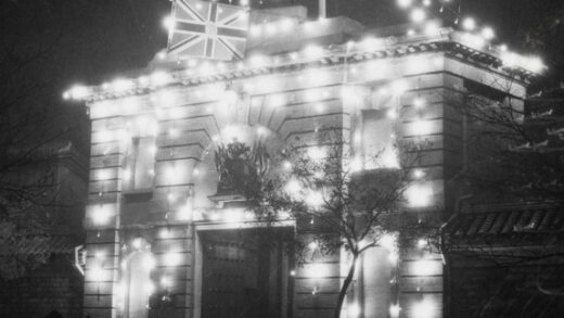 【jpg清晰版】英国使馆入口 为1918年停战点亮.jpg