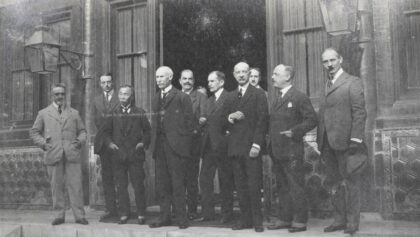 【jpg清晰版】英国使馆的盟国外交官北京1918年停战日.jpg