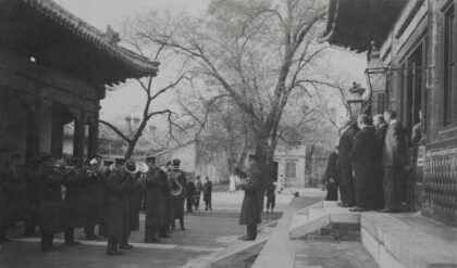 【jpg清晰版】英国使馆的美国海军陆战队乐队1918年停战日.jpg