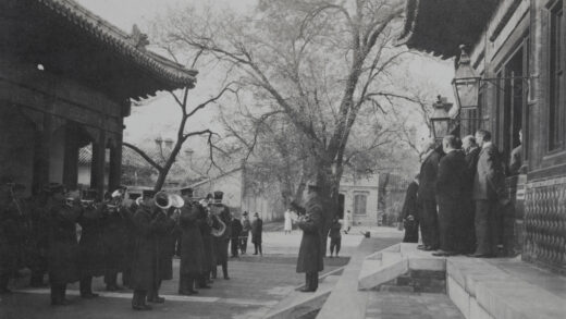 【jpg清晰版】英国使馆的美国海军陆战队乐队1918年停战日.jpg