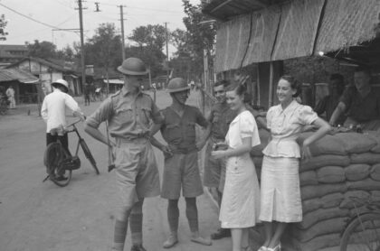 【jpg清晰版】英国士兵与妇女在上海岗哨旁闲聊.jpg