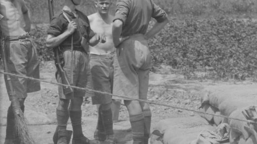 【jpg清晰版】英国士兵在上海的一个哨所旁.jpg