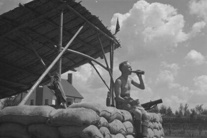 【jpg清晰版】英国士兵在上海的哨岗喝啤酒.jpg