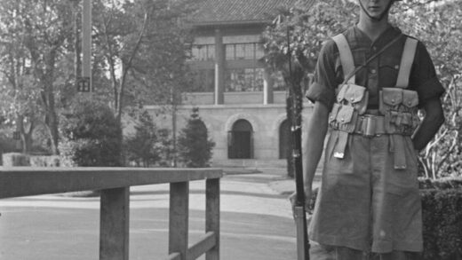 【jpg清晰版】英国士兵在站岗上海圣约翰大学.jpg
