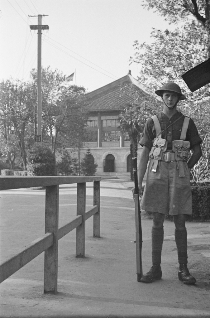 【JPG清晰版】英国士兵在站岗上海圣约翰大学